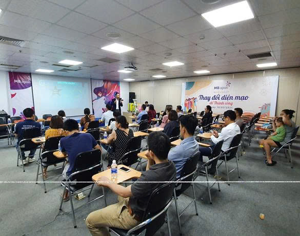Thầy Đinh Xuân Hiển chia sẻ tại buổi đào tạo doanh nghiệp